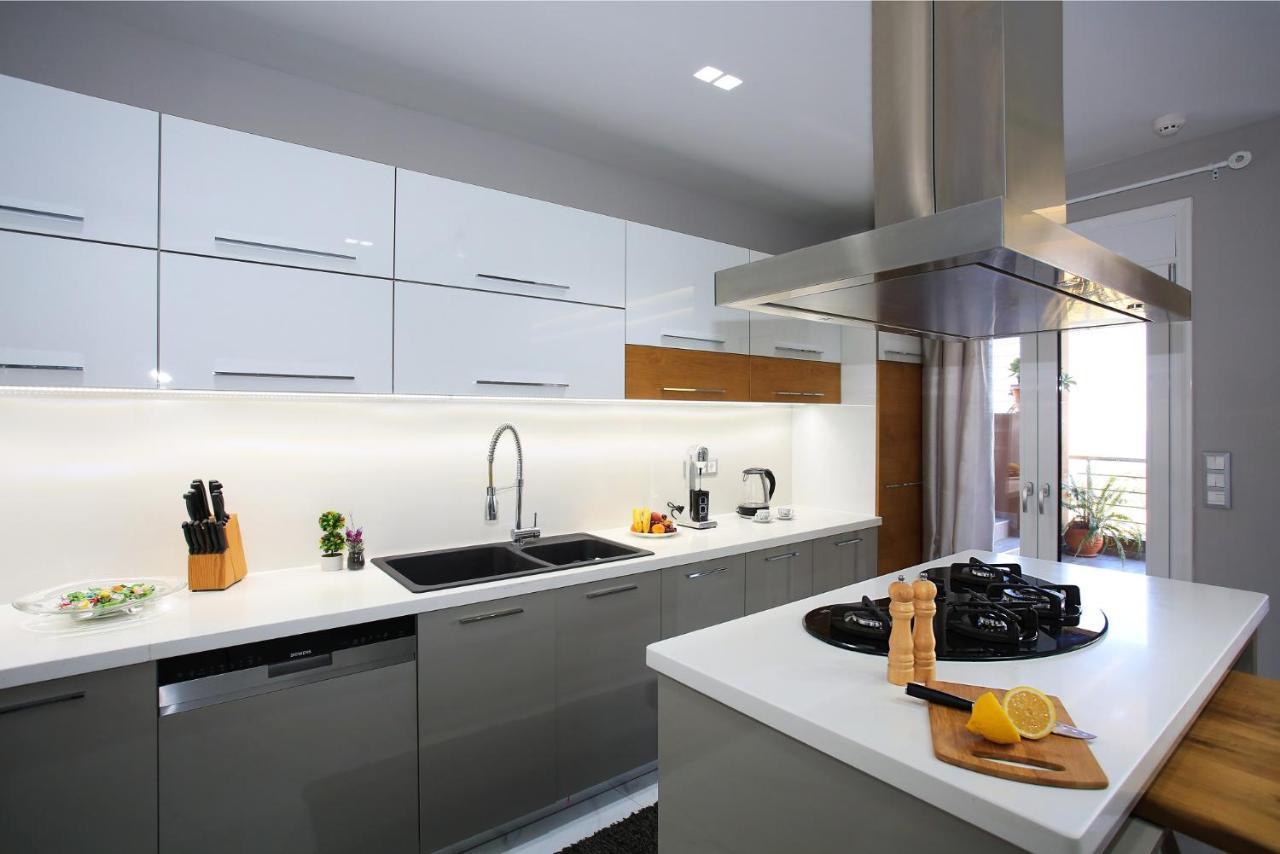 Design Nicol - Heated Pool - Summer Kitchen